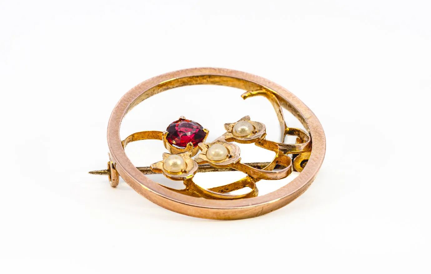 Elegant Yellow Gold Brooch with Garnet and Seed Pearls