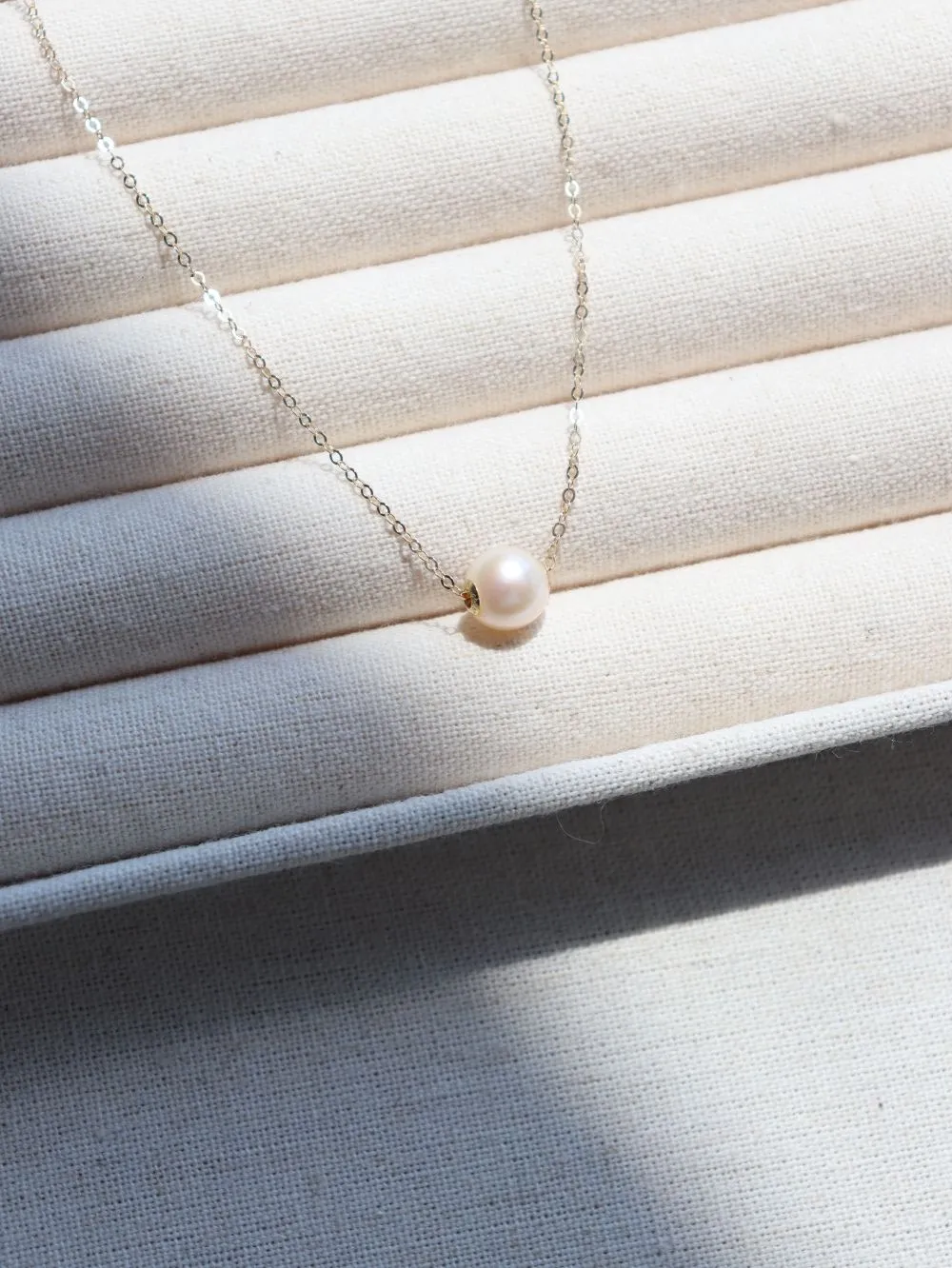 Single Round Pearl Pendant Necklace