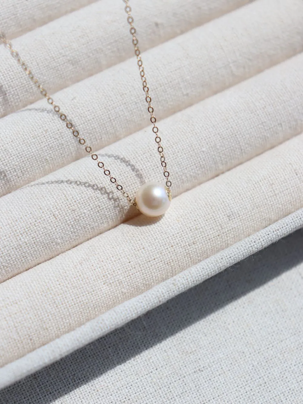 Single Round Pearl Pendant Necklace